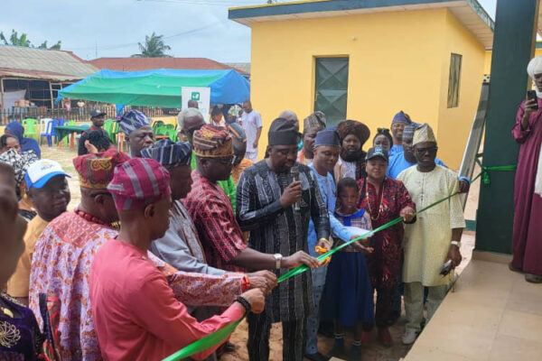 AMB. OGUNSOLA COMMISSIONS BLOCK OF 3 CLASSROOMS AT KAJOLA, COMMENDS APPLE AND PEARS LTD ON CSR