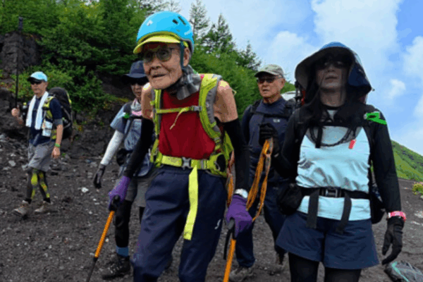 102-YEARS-OLD CLIMBS MOUNT FUJI Kokichi Akuzawa, Mount Fuji